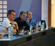 Pregătire pe simulatorul VAR pentru arbitrii din Superligă. FOTO: frf.ro