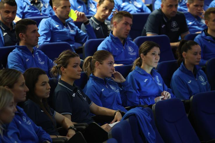 Pregătire pe simulatorul VAR pentru arbitrii din Superligă. FOTO: frf.ro