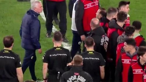 Jose Mourinho (stânga) are un schimb verbal cu Okan Buruk înainte de a merge să-l tragă de nas / Foto: captură