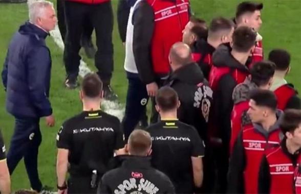 Jose Mourinho riscă o suspendare drastică după ce și-a tras de nas omologul » Și Okan Buruk ar putea fi pedepsit!