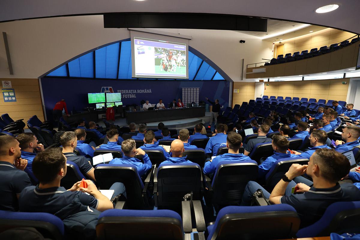 Pregătire pe simulatorul VAR pentru arbitrii din Superligă
