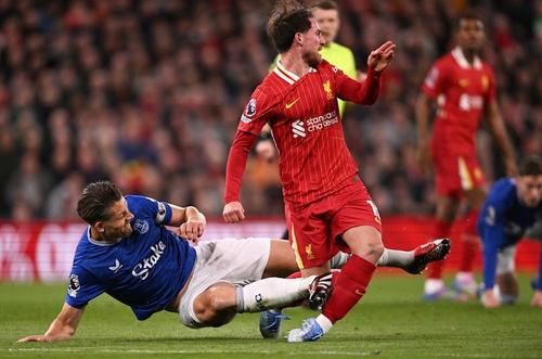 James Tarkowski (Everton), intervenție de „roșu” asupra lui MacAllister (Liverpool)