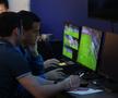 Pregătire pe simulatorul VAR pentru arbitrii din Superligă. FOTO: frf.ro