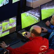 Pregătire pe simulatorul VAR pentru arbitrii din Superligă. FOTO: frf.ro