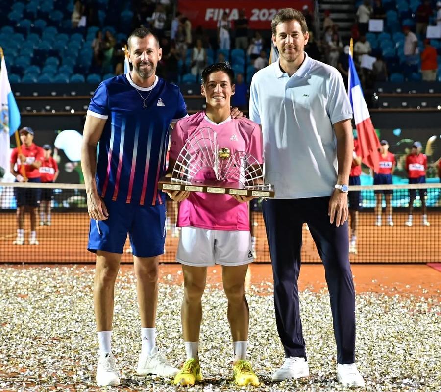 Sebastian Baez, cu trofeul de la Rio de Janeiro 2025, între Sebastian Gutierrez (stânga) și Juan Martin del Potro Foto: Instagram/Sebastian Baez Sebastian Baez, favoritul numărul 1 de la Țiriac Open, e în „sferturi” după un meci disputat în două zile + urmează ciocnirea cu partenerul său de dublu