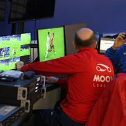 Pregătire pe simulatorul VAR pentru arbitrii din Superligă. FOTO: frf.ro