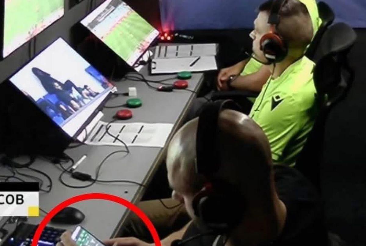 Imagini halucinante » Surprins pe aplicația de pariuri în camera VAR. Prima reacție oficială