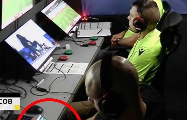 Imagini halucinante » Surprins pe aplicația de pariuri în camera VAR. Prima reacție oficială