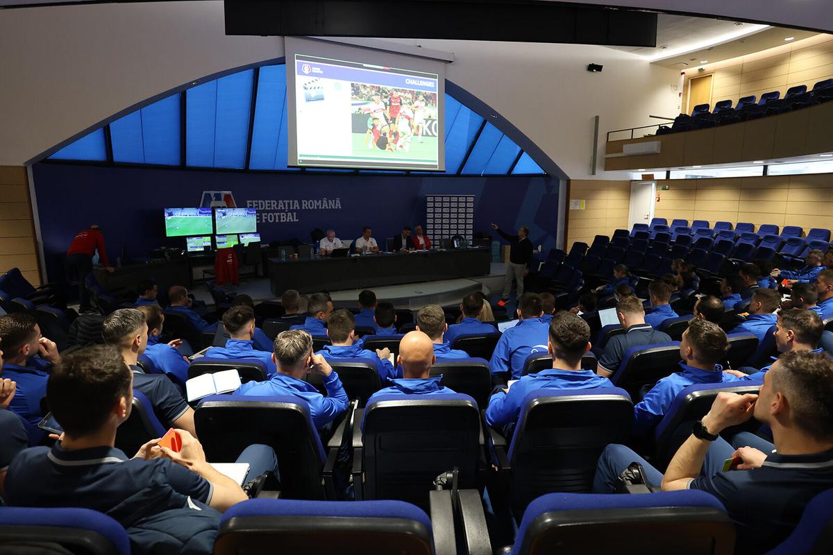 Pregătire pe simulatorul VAR pentru arbitrii din Superligă