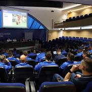 Pregătire pe simulatorul VAR pentru arbitrii din Superligă. FOTO: frf.ro