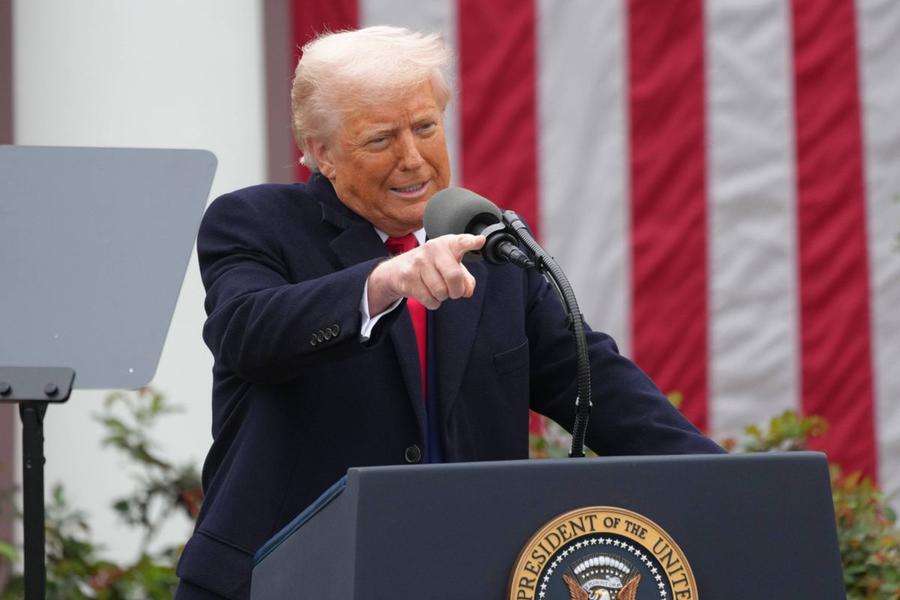 Donald Trump/ foto Imago Images Tarifele lui Donald Trump „rup coloana” unei economii din UE! Țara are producție-record la nivel mondial: „E o lecție pentru industria auto”