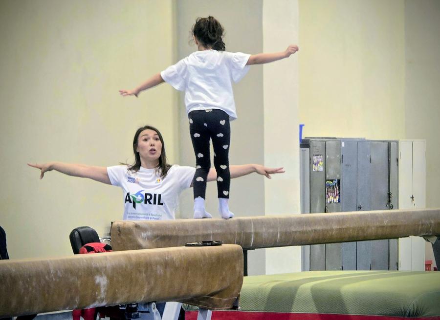 Monica Roșu alături de fetița sa FOTO Roxana Fleșeru Medaliații României la gimnastică le-au vorbit elevilor despre noțiunile de bază ale acestui sport » Cum văd starea actuală a gimnasticii de performanță