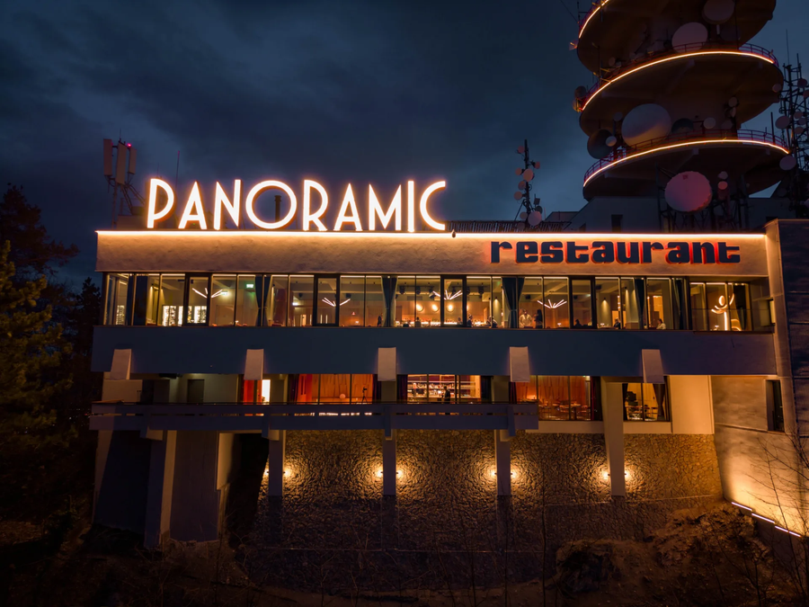 Așa arată restaurantul „Panoramic” din Brașov. Foto: panoramicbrasov.ro George Copos, piruete cu restaurantul „Panoramic” din Brașov: „De 20 de milioane euro a cumpărat tot muntele Tâmpa” + Reacție bizară a fostului patron din Giulești