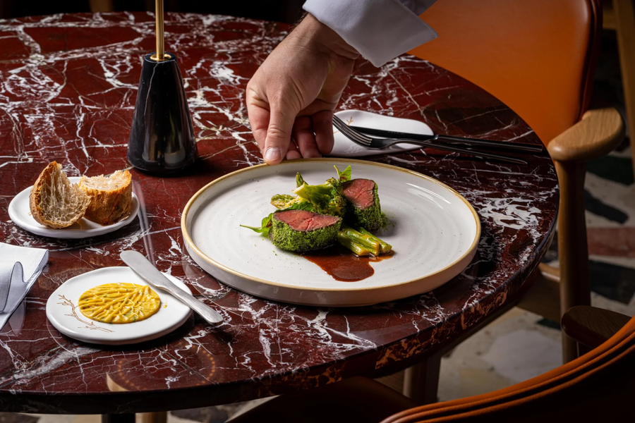 Copos propune un meniu premium la restaurantul de lux de pe Tâmpa. Foto: panoramicbrasov.ro George Copos, piruete cu restaurantul „Panoramic” din Brașov: „De 20 de milioane euro a cumpărat tot muntele Tâmpa” + Reacție bizară a fostului patron din Giulești
