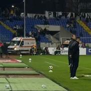 Fanii lui FC Botoșani au aruncat cu hârtie igienică în Rădoi / FOTO: Captură TV @Digi Sport 1