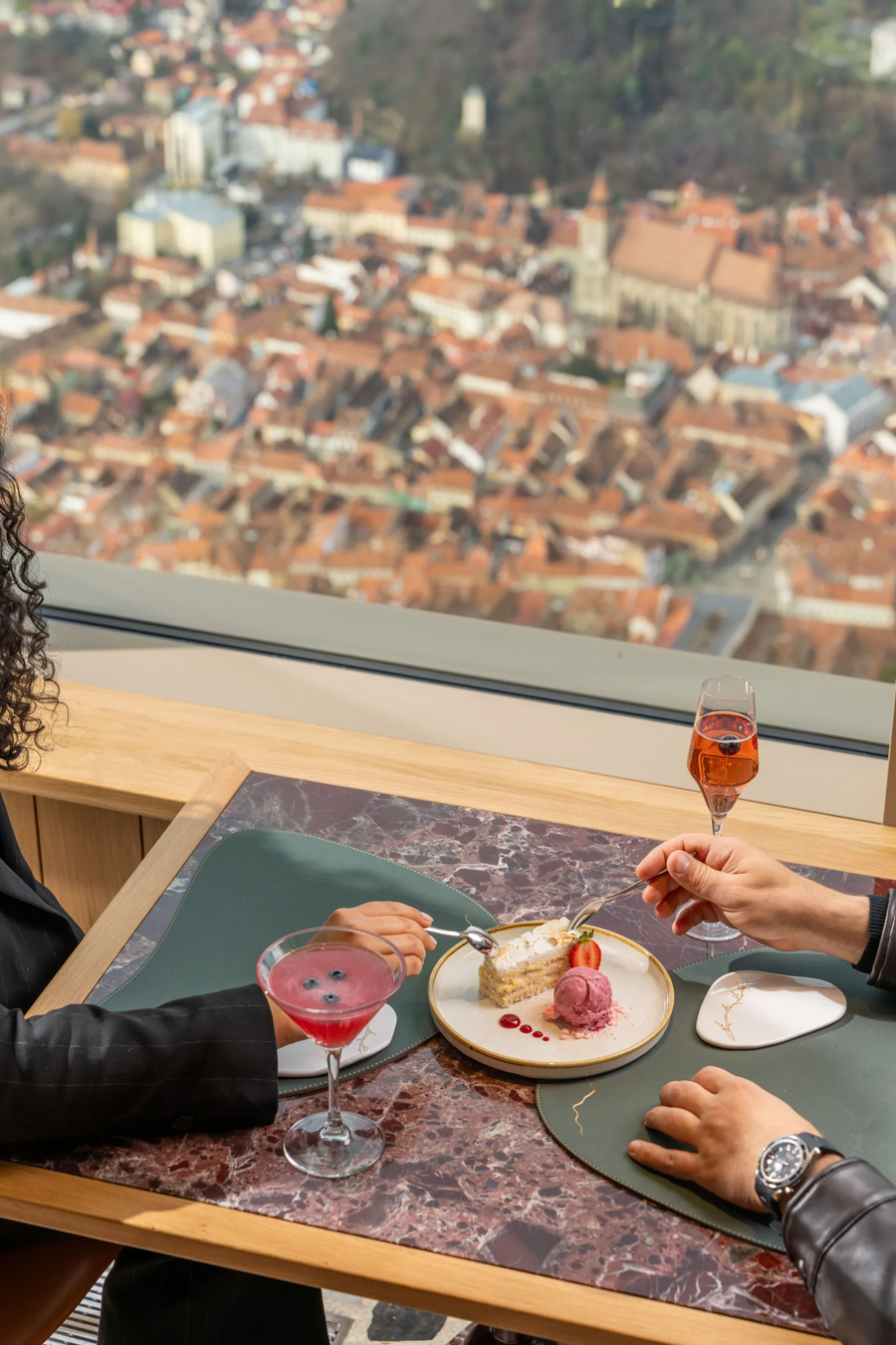 De la mesele din restaurantul „Panoramic” ai în față o priveliște spectaculoasă asupra Brașovului. Foto: panoramicbrasov.ro George Copos, piruete cu restaurantul „Panoramic” din Brașov: „De 20 de milioane euro a cumpărat tot muntele Tâmpa” + Reacție bizară a fostului patron din Giulești