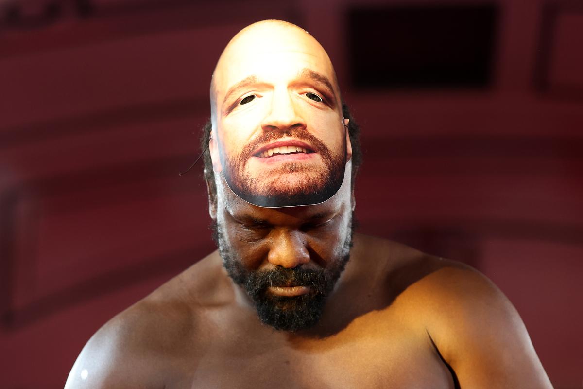 Derek Chisora și Deontay Wilder la proba cântarului