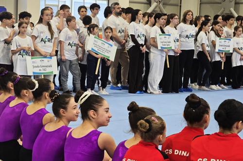 Elevii și gimnastele de la Dinamo privind spre marii campioni ai României FOTO Roxana Fleșeru