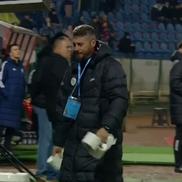 Fanii lui FC Botoșani au aruncat cu hârtie igienică în Rădoi / FOTO: Captură TV @Digi Sport 1