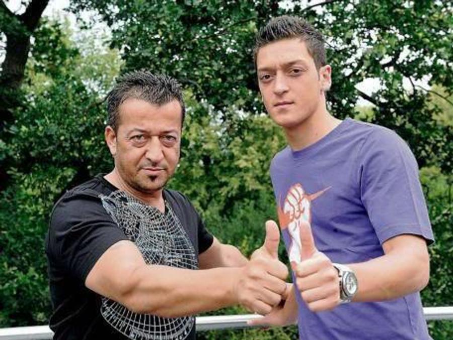 Mesut Ozil alături de tatăl său Cum arată viața lui Mesut Ozil după retragerea din fotbal » De ce nu mai vorbește cu tatăl lui