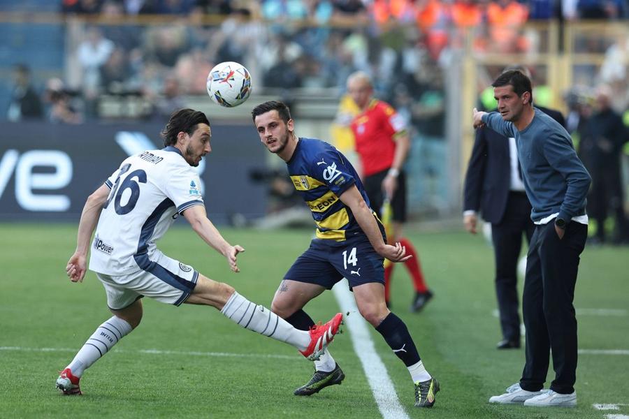 Emanuele Valeri (dreapta, în duel cu Matteo Darmian) este jucătorul din lotul actual al Parmei cu cele mai multe meciuri în Serie A / Foto: Imago Jucătorul Parmei despre Chivu: „Ne lipsea un lider cu personalitatea lui. A fost crucial pentru cariera mea!”