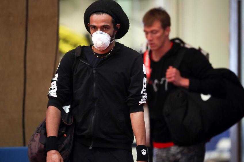 Dustin Brown intrând pe teren cu masca pe față FOTO Guliver/GettyImages