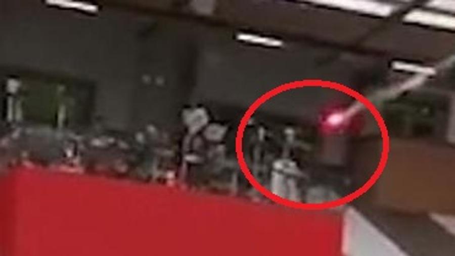 Torța aruncată de fani spre echipa Sky Sports Reacții după incidentele de pe „Old Trafford”: „Puteau omorî pe cineva!” » Ce riscă Manchester United