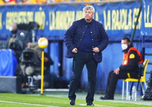 Croatul Ognjen Vukojevici (37 de ani), antrenorul secund al lui Dinamo Kiev, a vorbit la superlativ despre Mircea Lucescu (75 de ani). 

FOTO: Guliver/GettyImages