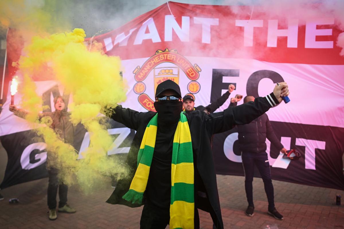 Manchester United riscă depunctarea, după ce protestele fanilor au dus la amânarea meciului cu Liverpool