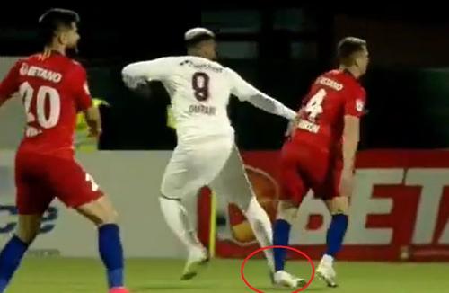 Andrei Miron, fundașul central al lui FCSB, s-a accidentat în minutul 22 al meciului cu CFR Cluj.