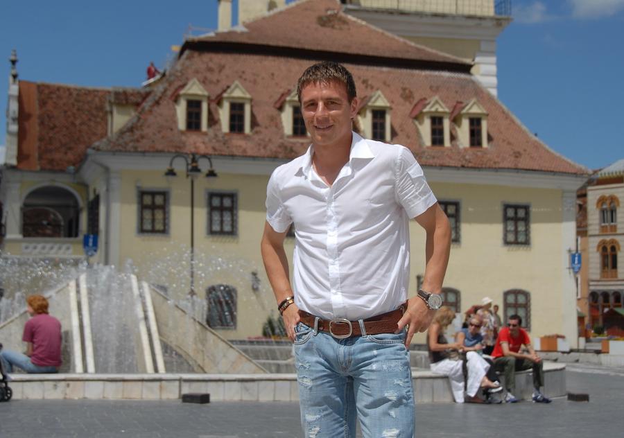 Adrian Senin, la Brașov, în 2007 Fapt real: fost internațional de tineret al României, vândut la schimb pentru șifoniere! „Au refuzat să mă dea la Rapidul lui Mircea Lucescu, dar m-au vândut pentru mobilă în Liga III”