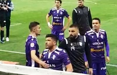 Ce nu s-a văzut la TV: scandal după FCSB - FC Argeș! » „Dodel” Tănase, oprit cu greu în fața peluzei: „Când i-am reproșat asta, ne-a înjurat!”