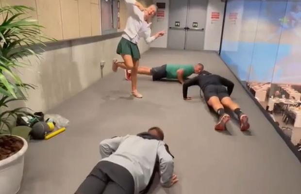 Simona Halep l-a obligat pe Patrick Mouratoglou să facă 30 de flotări! Imagini haioase la Madrid