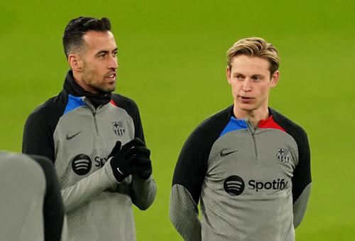 Sergio Busquets (stânga), căpitanul Barcelonei. 
Foto: Imago