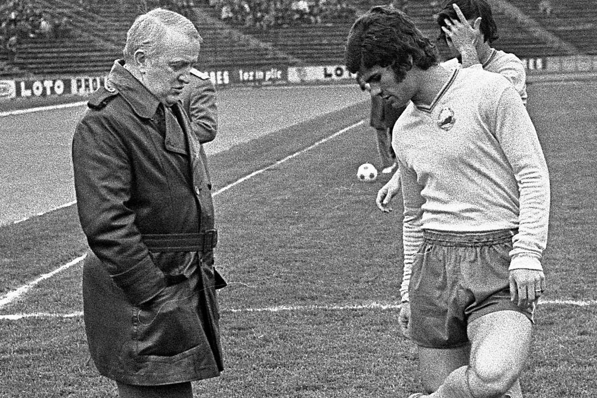 Cu tatăl condamnat pe viață, Iuliu Hajnal a scris istorie în Liga 1! » Acum are 2.300 lei pensie și îi bate obrazul lui Boloni: „Loți, puteam să punem și noi doi chiloți și-un ciorap ca să câștigăm un ban cinstit!”