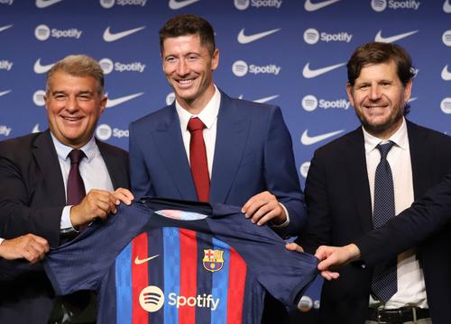 Mateu Alemany (dreapta), alături de președintele Joan Laporta și Robert Lewandowski. Foto: Imago Images