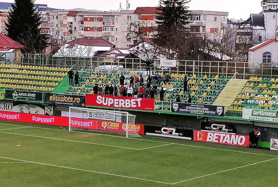 Deținuții de la Colibași au bifat și un meci de fotbal anul acesta Deținutul Cristian Cioacă surprins în galerie, cu goarna în gură, la un meci din prima ligă