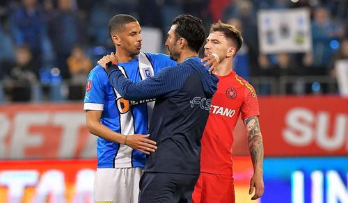 Rivaldinho, îmbrățișându-l pe Elias Charalambous, antrenorul FCSB // foto: GSP