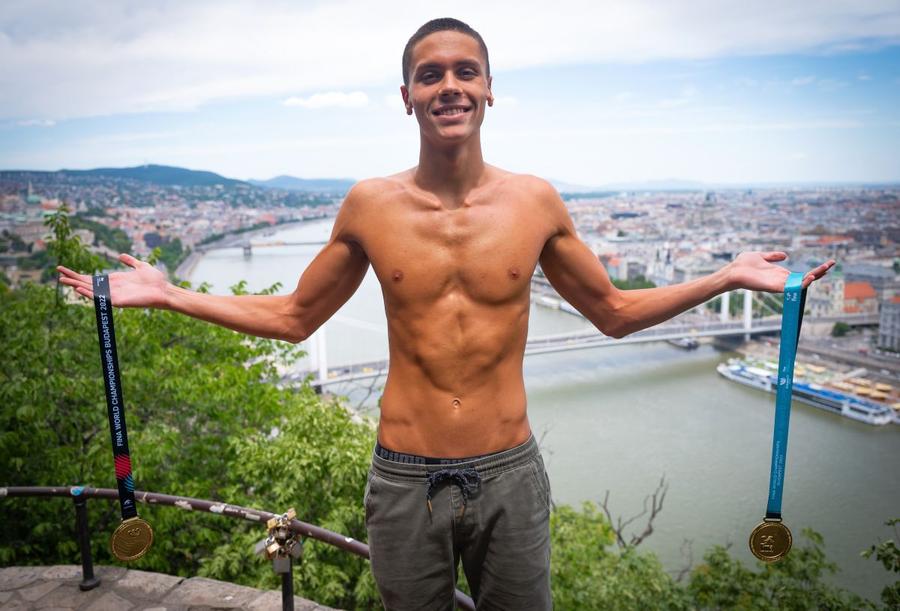 David Popovici și medaliile cucerite la Budapesta în 2022, unde a deenit al doilea înotător din istorie care a făcut dubla la 100 și 200 m liber la CM FOTO: GSP Cât de autoritar este David Popovici în proba de 200 metri liber? » Românul deține 4 dintre cei mai buni zece timpi din istorie