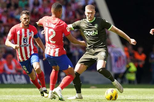 Artem Dovbyk, în luptă cu doi adversari de la Atletico / Foto: Imago