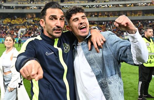 Elias Charalambous, antrenorul FCSB, și Florinel Coman, după câștigarea titlului / foto: Imago Images