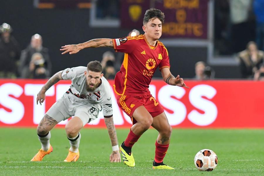 Robert Andrich, în duel cu Paulo Dybala, pe Olimpico / Foto: Imago Soția l-a rugat să nu joace, fiindcă are o presimțire rea, dar el a marcat în poarta Romei! Așa că a schimbat abordarea: „Hai să mai facem copii”
