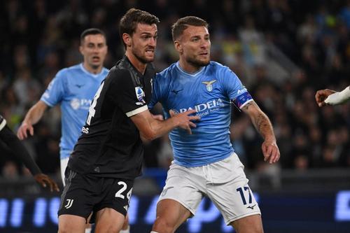 Daniele Rugani, în duel cu Ciro Immobile în Lazio - Juventus 1-0 / Foto: Imago