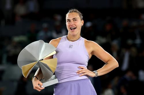 Aryna Sabalenka cu trofeul de la Madrid FOTO Guliver/GettyImages