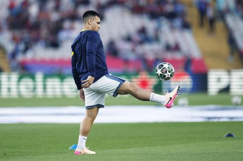 Lautaro Matinez va face tot posibilul să revină la antrenamente în timp util ca să fie titular și în returul cu Barcelona / Foto: Imago
