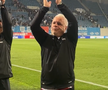 Imediat după victoria obținută de Rapid la Craiova, scor 2-1, Marius Șumudică a mers în fața fanilor giuleșteni și a strigat: „Au vrut să mă curețe, dar e greu cu mine!”.