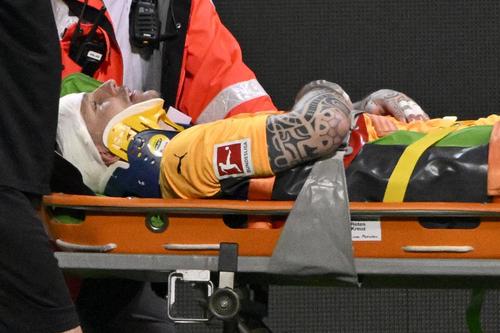 Portarul Kevin Muller, scos pe targă, după zece minute de intervenție a paramedicilor în meciul Heidenheim - Bochum 0-0 / Foto: Imago