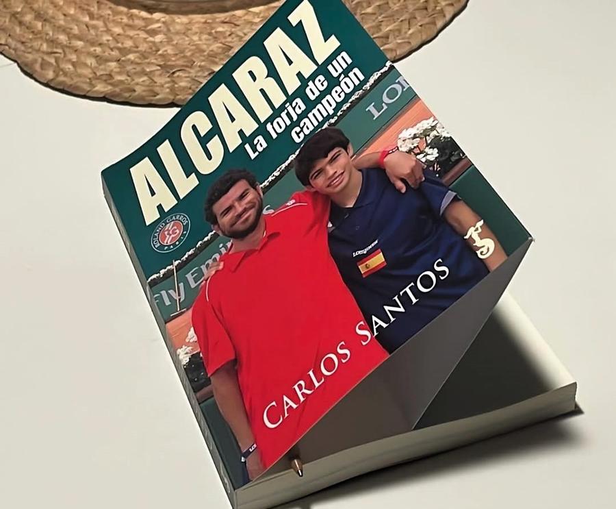 Cartea „Alcaraz - Forța unui campion” Foto: Instagram Primul antrenor al lui Carlos Alcaraz, dezvăluiri inedite: „Să întrerup colaborarea a fost cea mai bună decizie pe care am luat-o”