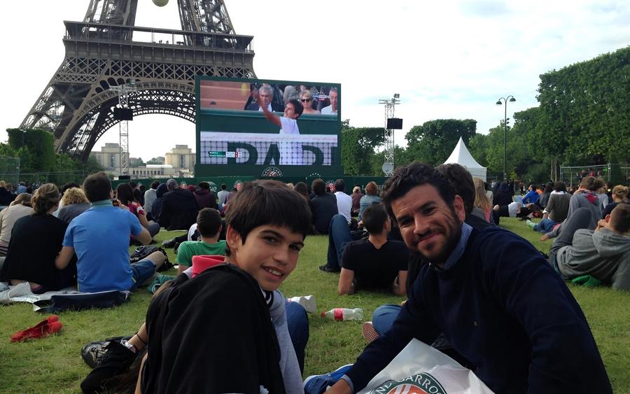 Carlos Alcaraz și antrenorul Carlos Santos la Paris, lângă turneul Eiffel Foto: Instagram Primul antrenor al lui Carlos Alcaraz, dezvăluiri inedite: „Să întrerup colaborarea a fost cea mai bună decizie pe care am luat-o”