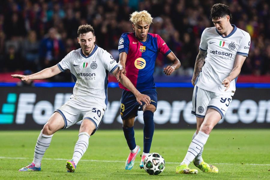 Lamine Yamal, greu de oprit de Carlos Augusto și Alessandro Bastoni, în Barcelona - Inter 3-3 din Champions League / Foto: Imago Îl blindează pe Lamine Yamal! » Decizia luată deja de Barcelona și când va fi făcut anunțul oficial